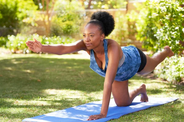 Joven Mujer Negra Practica Yoga Pilates Jardín Sol Verano Fitness —  Fotos de Stock