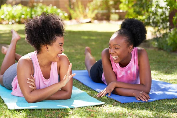 Dos Jóvenes Amigos Negros Comparten Momento Después Del Yoga Parque —  Fotos de Stock