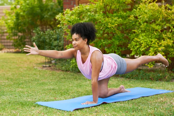 Mujer Joven Multiétnica Hace Yoga Pilates Jardín Verano Foto Alta —  Fotos de Stock