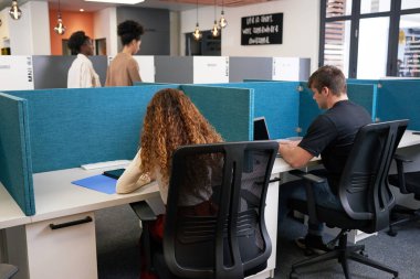 Modern açık planlı bir ofiste dört farklı iş arkadaşı, masa ayırıcılar, yaratıcı. Yüksek kalite fotoğraf