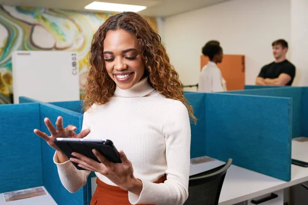 Lächelnde Junge Multiethnische Frau Wischt Bunten Büro Auf Einem Digitalen — Stockfoto