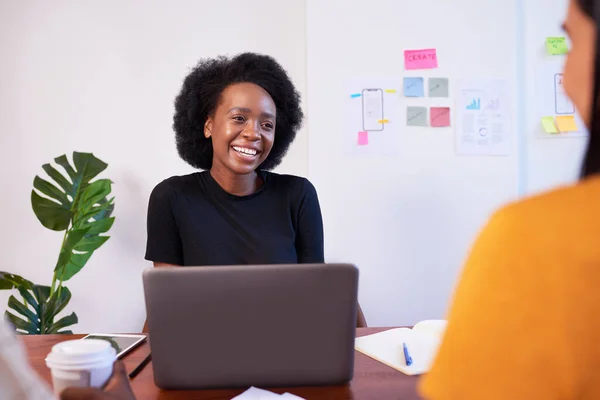 会議でアフロ笑顔で黒人女性 開発チームコーディング ラップトップ 高品質の写真 — ストック写真
