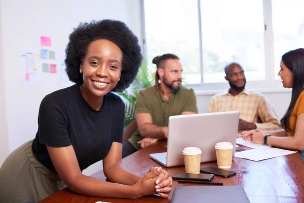 Black Female Manager Leans Boardroom Table Diverse Team Brainstorm High — Stock Photo, Image