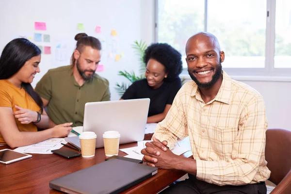 Porträt Eines Lächelnden Schwarzen Mannes Entwicklungsteam Treffen Zur Mobilen App — Stockfoto