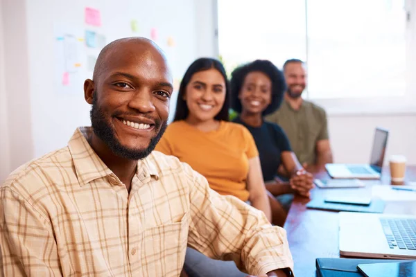 Retrato Homem Negro Sorridente Quatro Colegas Diversos Uma Reunião Diretoria — Fotografia de Stock