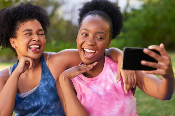 Zwei Schwarze Freunde Machen Alberne Selfies Park Posieren Mit Ausgestreckter — Stockfoto