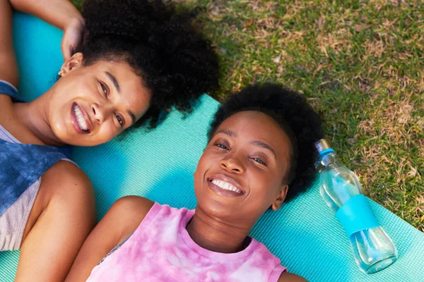 Zwei Junge Schwarze Frauen Liegen Nach Dem Sport Park Auf — Stockfoto