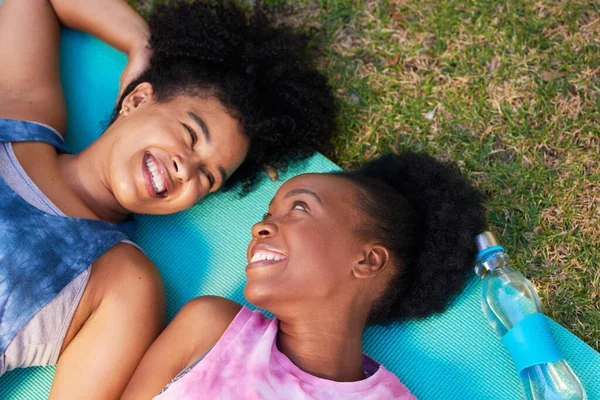 Zwei Junge Schwarze Frauen Liegen Nach Dem Sport Park Auf — Stockfoto