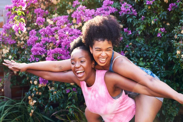 Zwei Beste Freundinnen Die Sich Sommer Umarmen Und Draußen Posieren — Stockfoto