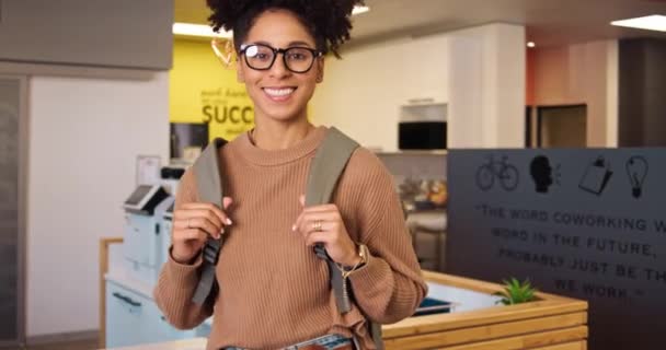 Porträt Einer Glücklichen Multiethnischen Frau Die Mit Rucksack Einem Coworking — Stockvideo