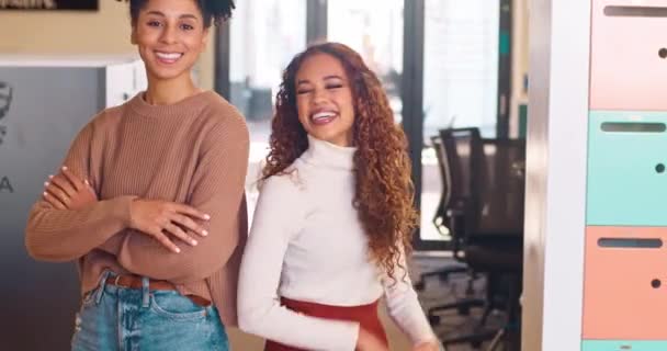 Zwei Multiethnische Geschäftsfrauen Stehen Rücken Rücken Verschränken Die Arme Und — Stockvideo