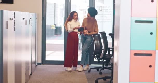 オープンプランオフィスで仕事を議論立っている2人の女性の広いショット フル長さ 高品質4K映像 — ストック動画