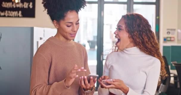 Zwei Freundliche Multiethnische Mitarbeiter Lachen Während Sie Sich Den Handybildschirm — Stockvideo