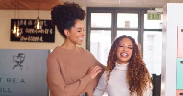 2つの多民族の女性の同僚は オフィスでは 笑顔と幸せ抱擁 高品質4K映像 — ストック動画
