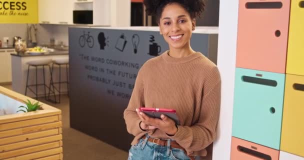 Multietnisk Kvinna Universitetsbiblioteket Studentcentrum Med Digital Surfplatta Högkvalitativ Film — Stockvideo