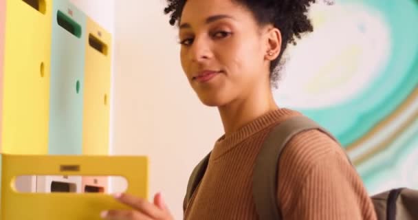 Ung Kvinnlig Student Öppnar Skåp Campus För Att Hämta Böcker — Stockvideo