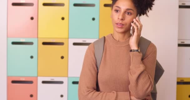 Una Joven Estudiante Contesta Una Llamada Telefónica Recibe Malas Noticias — Vídeo de stock