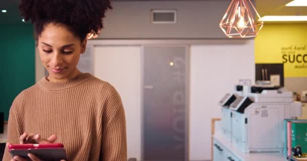 オフィスでデジタルタブレットを使用して若い多民族女性のパンニングショット 高品質4K映像 — ストック動画
