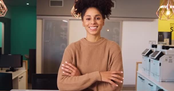 Retrato Mujer Multiétnica Plegable Brazos Pie Trabajo Recepción Oficina Imágenes — Vídeos de Stock