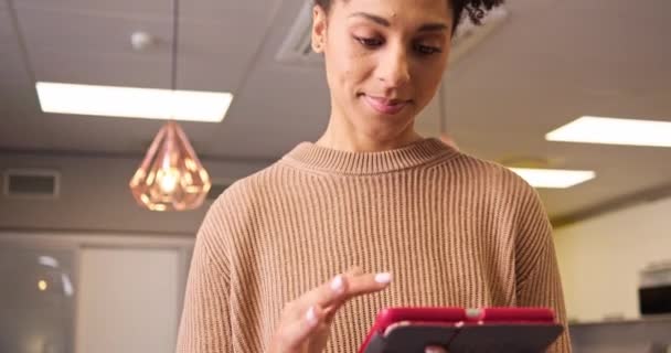 Nahaufnahme Einer Jungen Multiethnischen Frau Die Ein Digitales Tablet Benutzt — Stockvideo