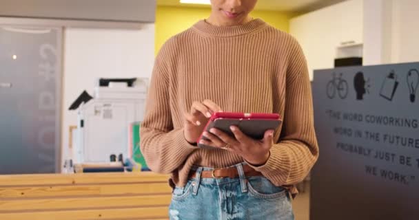 Pedestal Disparó Una Joven Multiétnica Usando Tableta Digital Oficina Coworking — Vídeo de stock