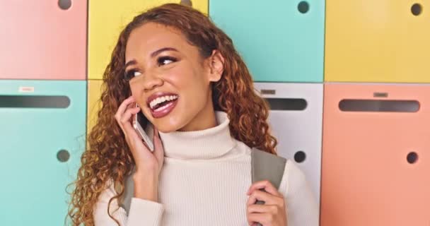 Hermosa Joven Estudiante Responde Llamada Telefónica Campus Hablando Sonriendo Imágenes — Vídeo de stock