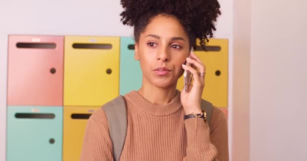 Unga Kvinnliga Studenter Svarar Telefonsamtal Får Dåliga Nyheter College Och — Stockvideo