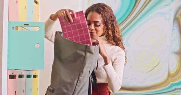 Unga Multietniska Kvinnliga Student Packar Ryggsäck Med Böcker Sätter Glasögon — Stockvideo