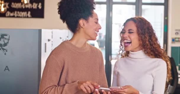 Dva Přátelští Multietničtí Kolegové Smějí Když Sdílejí Obrazovku Mobilního Telefonu — Stock video