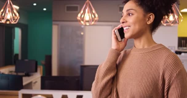 Zbliżenie Młodej Wieloetnicznej Kobiety Odbierającej Telefony Rozmawiającej Biurze Wysokiej Jakości — Wideo stockowe