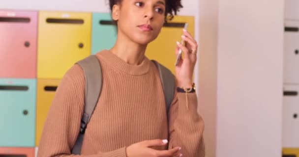 Unga Kvinnliga Studenter Svarar Telefonsamtal Får Dåliga Nyheter College Och — Stockvideo