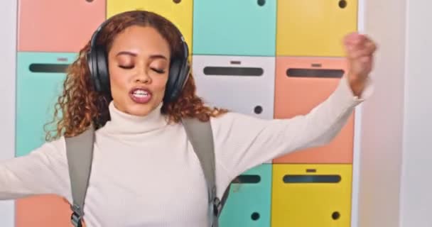 Νεαρή Σημαιοφόρος Φοιτήτρια Χορεύει Ακουστικά Μπροστά Από Ντουλάπια Του Πανεπιστημίου — Αρχείο Βίντεο