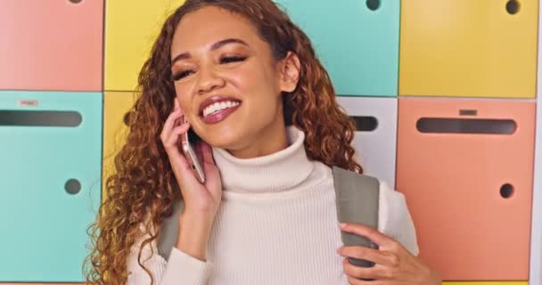 Vacker Ung Kvinna Student Svarar Telefonsamtal Campus Pratar Och Ler — Stockvideo