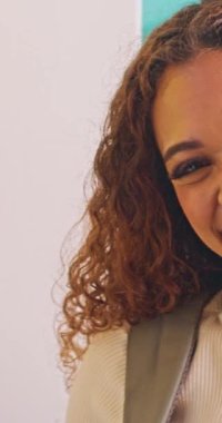 Üniversite kampüsünde gülümseyen ve gülen çok ırklı genç bir öğrencinin portresi. Yüksek kaliteli FullHD görüntüler