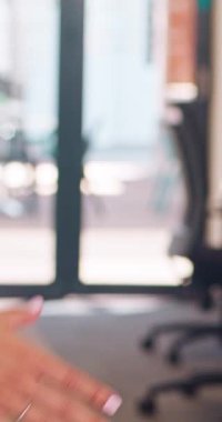 Şirket açık planlama ofisinde el sıkışan iki kadının yakınlaşması. Yüksek kaliteli FullHD görüntüler