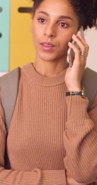 Genç kız öğrenci telefona cevap veriyor üniversitede kötü haberler alıyor, üzgün hissediyor. Yüksek kaliteli FullHD görüntüler