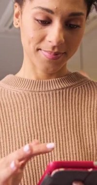 Dijital tablet kullanan çok ırklı genç bir kadının düşük açılı fotoğrafını çek. Yüksek kaliteli FullHD görüntüler