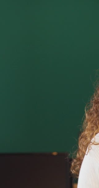 美しい若い女性が立って笑って 長い巻き毛のトラッキングショット 高品質のフルHd映像 — ストック動画