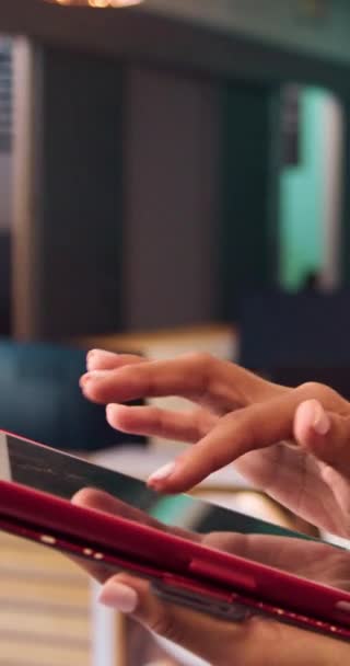 Nahaufnahme Einer Jungen Frau Mit Digitalem Tablet Blättern Und Zoomen — Stockvideo