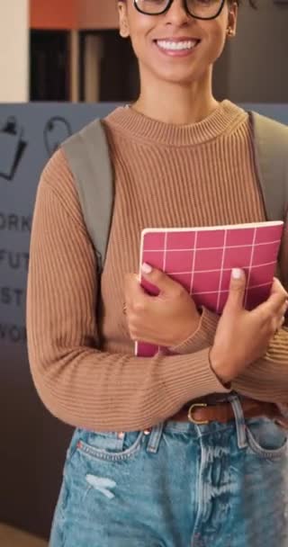 Porträt Eines Multiethnischen Studenten Der Mit Rucksack Und Büchern Die — Stockvideo