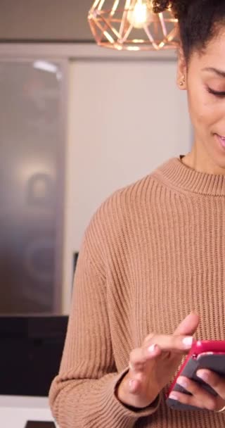 Schwenkbild Einer Jungen Multiethnischen Frau Mit Digitalem Tablet Büro Hochwertiges — Stockvideo