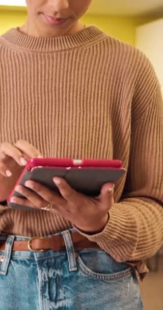 Pedestal Shot Young Multi Ethnic Woman Using Digital Tablet Coworking — Stock Video