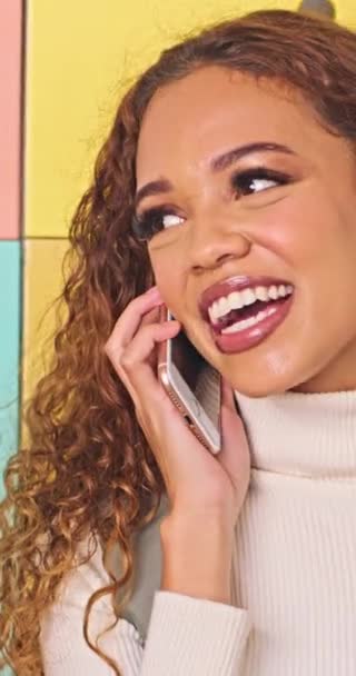 Belle Jeune Étudiante Répond Appel Téléphonique Sur Campus Parlant Souriant — Video