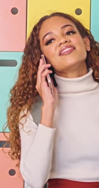 Vacker Ung Kvinna Student Svarar Telefonsamtal Campus Pratar Och Ler — Stockvideo