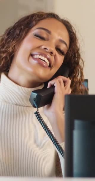 Pedestal Mujer Joven Contestando Teléfono Recepción Hotel Imágenes Fullhd Alta — Vídeos de Stock