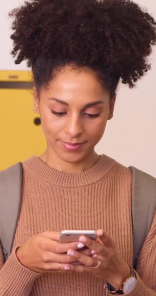 Plan Moyen Jeunes Étudiants Biraciaux Textos Sur Téléphone Portable Casier — Video