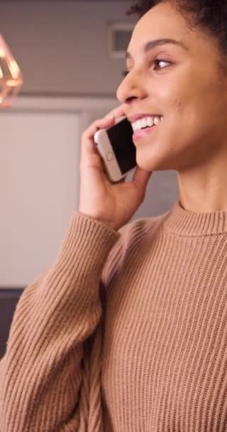 전화를 사무실에서 이야기하는 출신의 여성의 사진입니다 질높은 Fullhd — 비디오