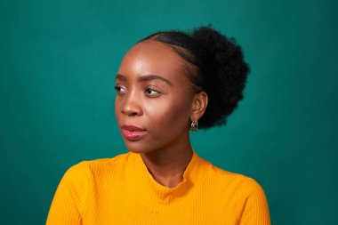 Stüdyoda gülümseyen güzel siyah kadın, deniz mavisi arka plan, moda tarzı portre. Yüksek kalite fotoğraf