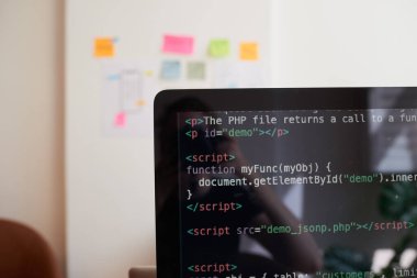 Masasında Javascript kodlama demosu olan bilgisayar ekranı. Yüksek kalite fotoğraf