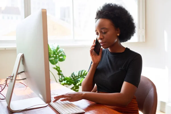 若い黒人の実業家は 明るいオフィスで電話で話し 技術を起動します 高品質の写真 — ストック写真